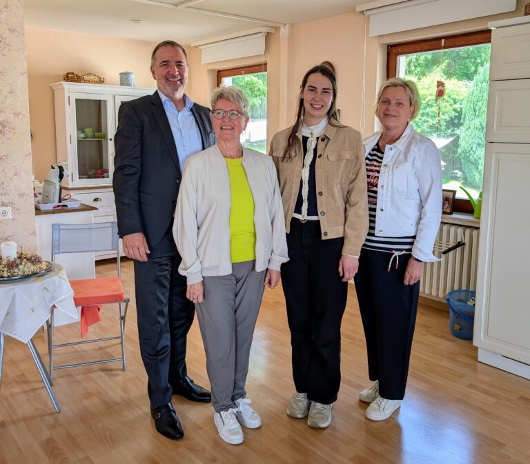 Gruppenbild mit von links nach rechts: Klaus-Günter Lamm (Alzheimer Gesellschaft Region Harz), Jutta Kindereit (Alzheimer Gesellschaft Region Harz), Jette Schneider (Alzheimer Gesellschaft Niedersachsen) und Manuela Lamm (Alzheimer Gesellschaft Region Harz).