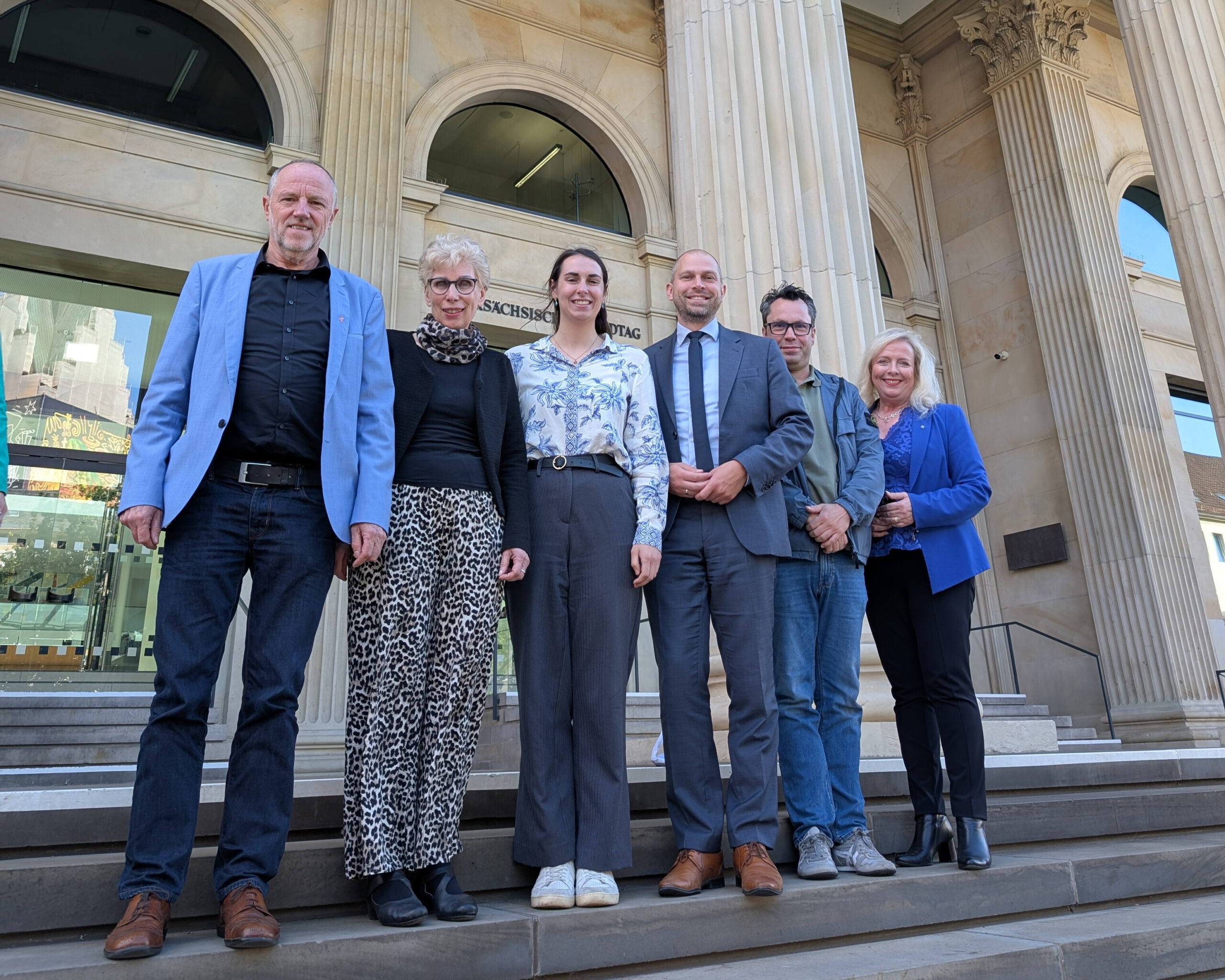 Von links: Hans Golmann (Vorstand/Alzheimer Gesellschaft Niedersachsen e.V. - Selbsthilfe Demenz), Gudrun Wewer (Vorstand/Alzheimer Gesellschaft Niedersachsen e.V. - Selbsthilfe Demenz), Jette Schneider (Fachreferentin der Alzheimer Gesellschaft Niedersachsen e.V. - Selbsthilfe Demenz), Eike Holsten (CDU Fraktion Niedersachsen), Dr. med. Konstantin Lekkos (Vorsitzender/Alzheimer Gesellschaft Niedersachsen e.V. - Selbsthilfe Demenz) und Heike Koehler (CDU Fraktion Niedersachsen).