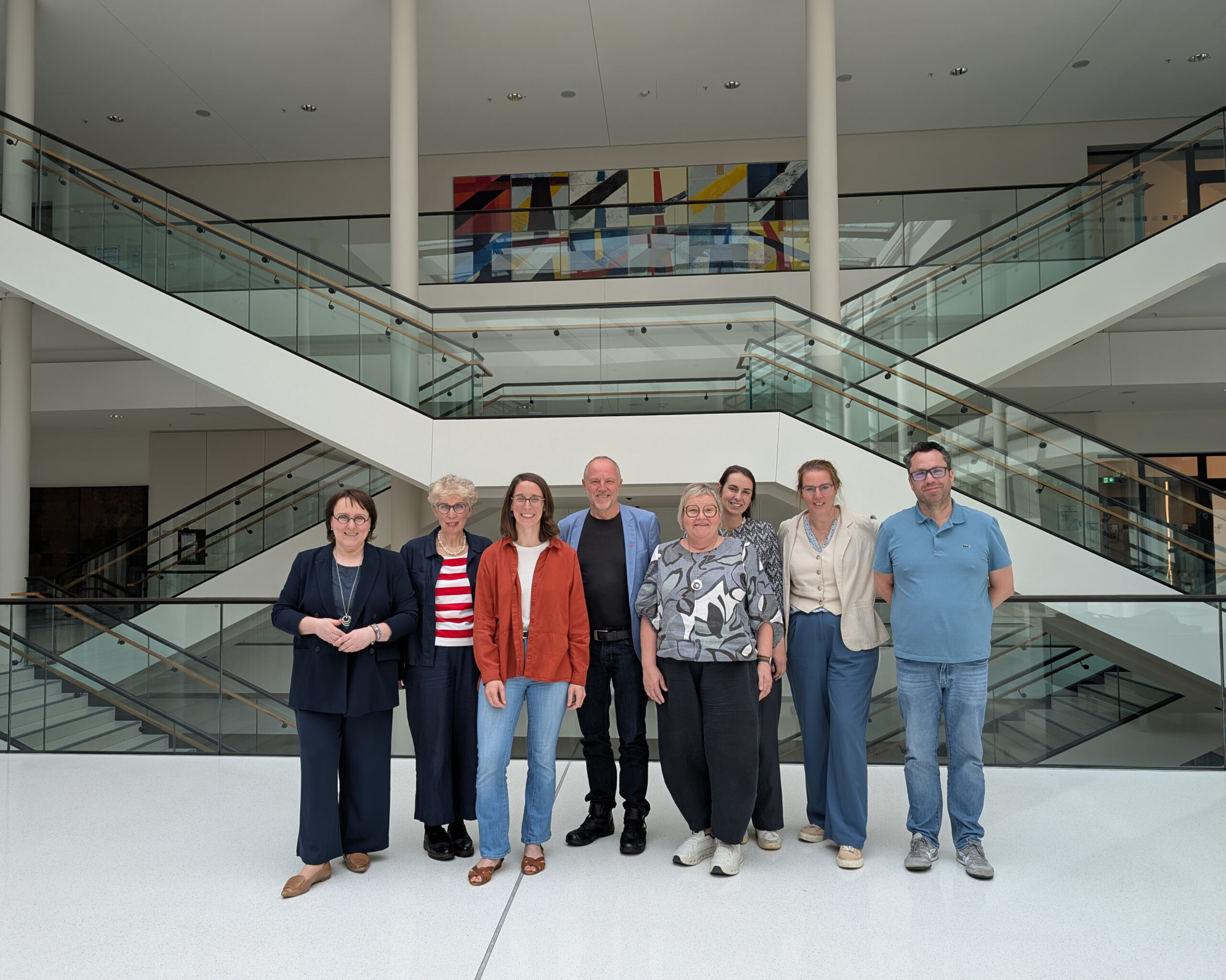 Gruppenfoto nach dem Gespräch im Landtag mir SPD und Grüne.