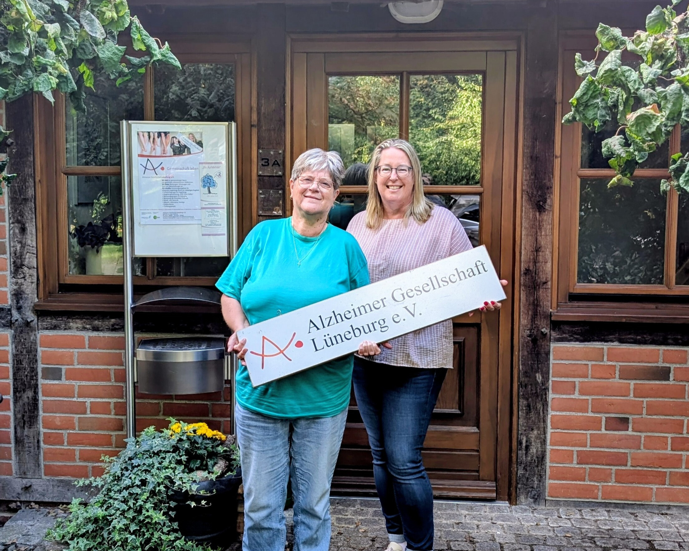 Kerstin Löding-Blöhs und Julia Steckelberg vor der Geschäftsstelle der Alzheimer Gesellschaft Lüneburg.